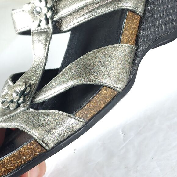 Taos Women's US8 Metallic Silver Leather Rhinestone Wedge Strappy Slide Sandals - Picture 15 of 16